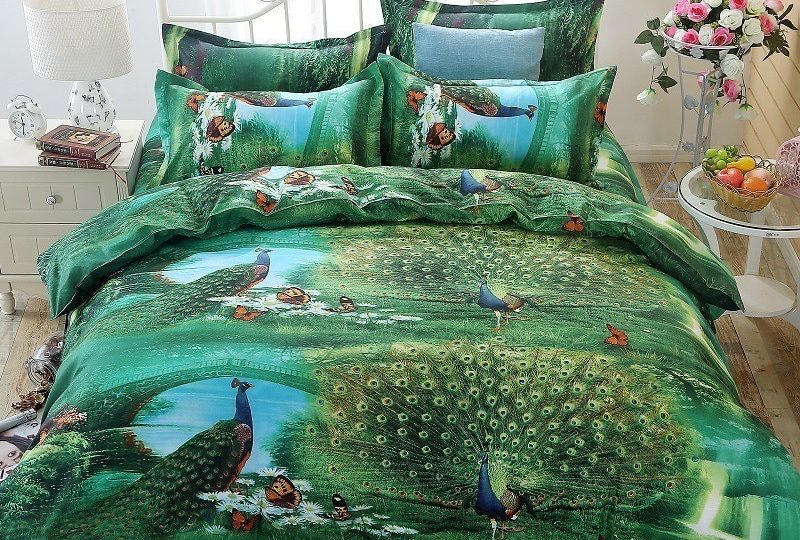Parure de lit verte motif paon. Bonne qualité, confortable et à la mode sur un lit dans une maison