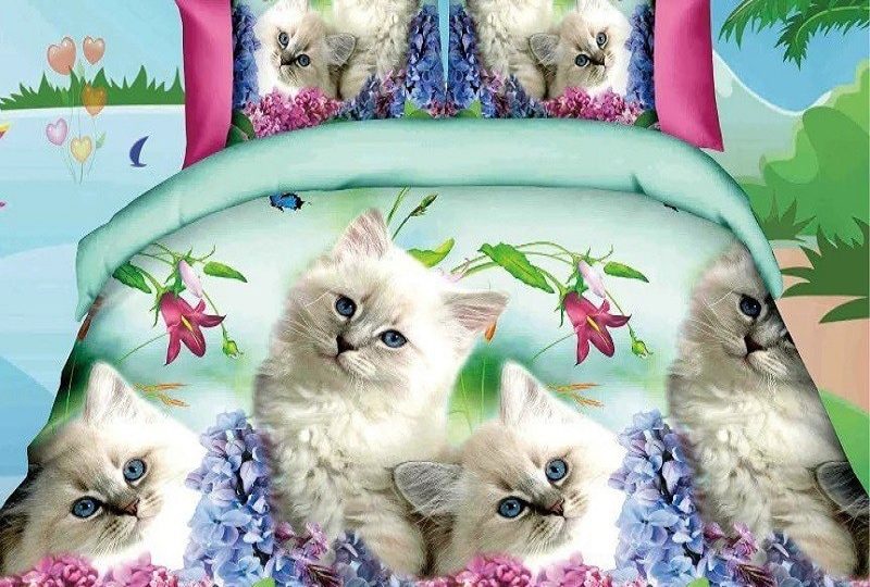 Parure de lit joli chaton. Bonne qualité, confortable et à la mode sur un lit dans une maison