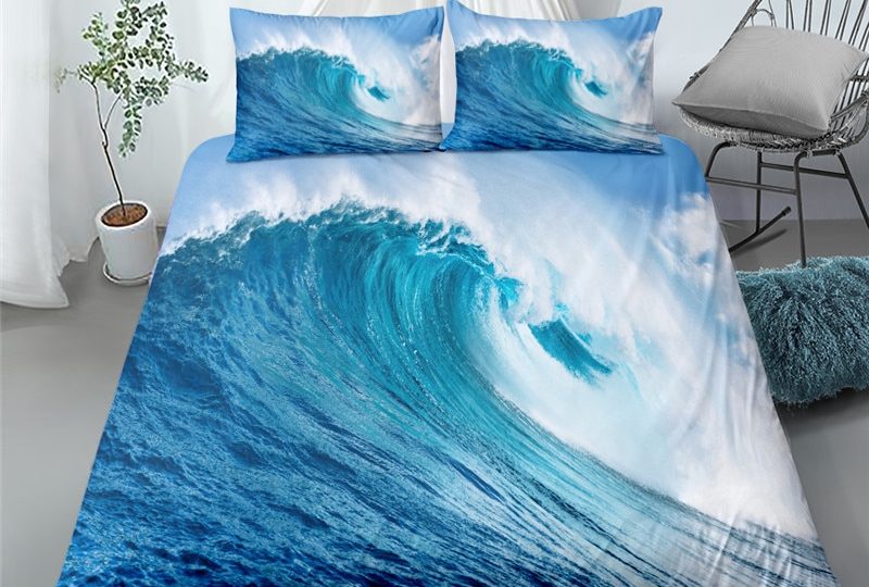 Parure de lit vague d'océan. Bonne qualité, confortable et à la mode sur un lit dans une maison