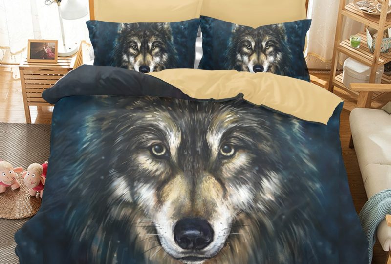 Parure de lit motif gentil loup. Bonne qualité, confortable et à la mode sur un lit dans une maison