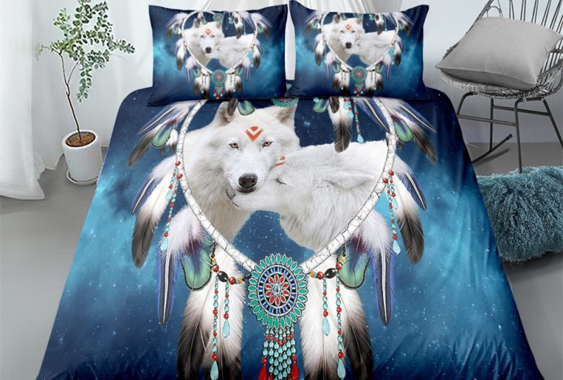 Parure de lit attrape rêve motifs loups. Bonne qualité, confortable et à la mode sur un lit dans une maison