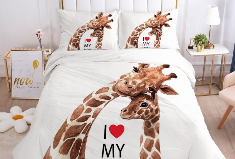 Parure de lit maman girafe. Bonne qualité, confortable et à la mode sur un lit dans une maison