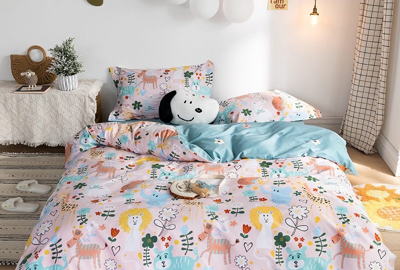 Parure de lit dessins d'enfants. Bonne qualité, confortable et à la mode sur un lit dans une maison