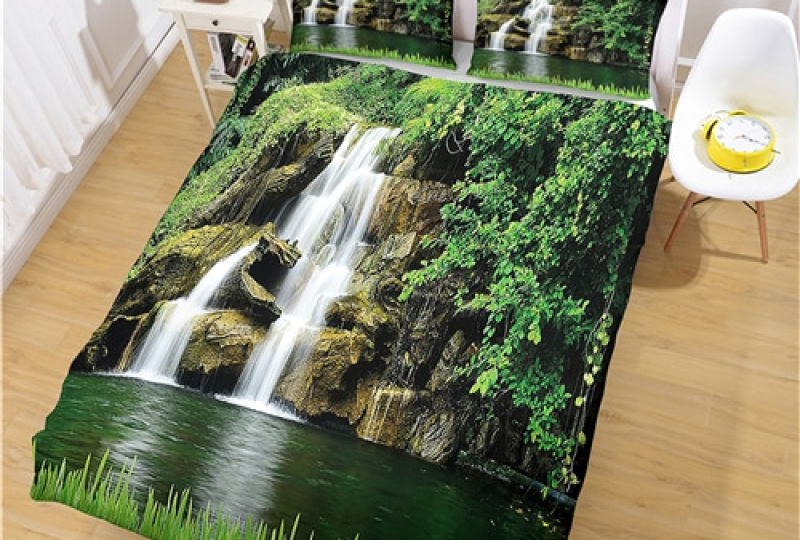 Parure de lit paysage naturel chute d'eau. Bonne qualité, confortable et à la mode sur un lit dans une maison