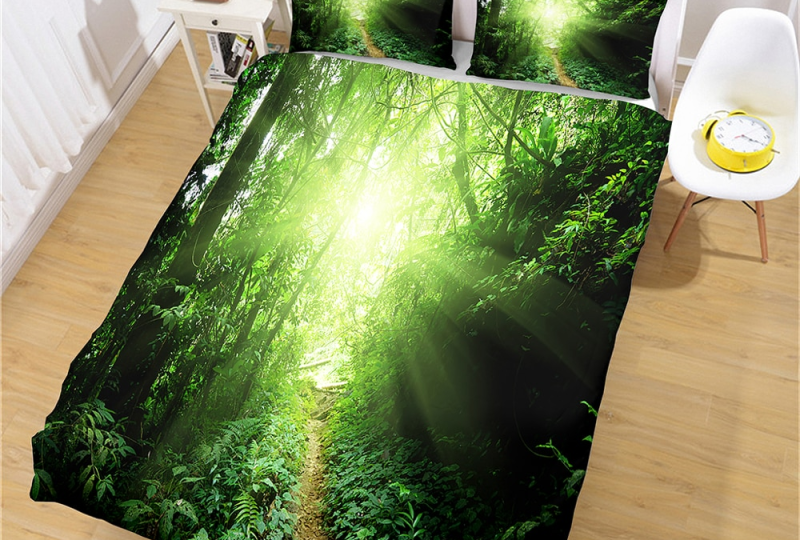Parure de lit paysage lumière de la jungle. Bonne qualité, confortable et à la mode sur un lit dans une maison
