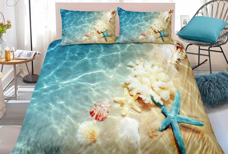 Parure de lit étoile de mer. Bonne qualité, confortable et à la mode sur un lit dans une maison