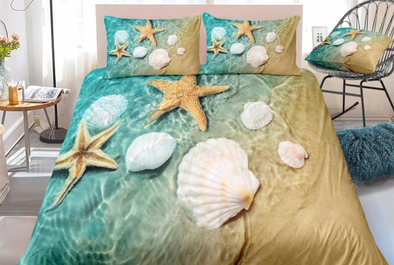 Parure de lit étoile de mer et coquillage. Bonne qualité, confortable et à la mode sur un lit dans une maison