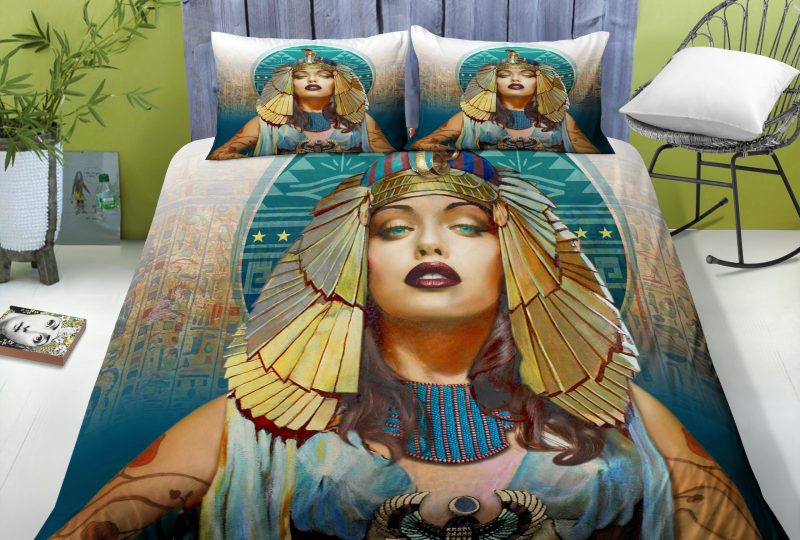 Parure de lit de femme égyptienne. Bonne qualité, confortable et à la mode sur un lit dans une maison