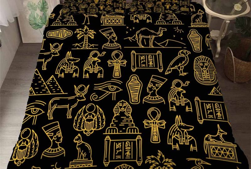 Parure de lit égyptienne. Bonne qualité, confortable et à la mode sur un lit dans une maison