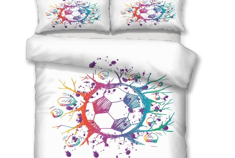 Parure de lit blanche avec un dessin de ballon. Bonne qualité, confortable et à la mode sur un lit dans une maison