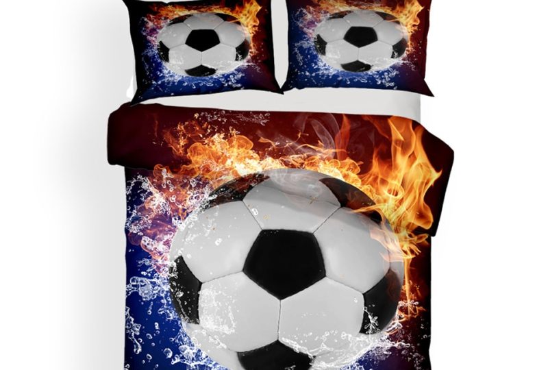 Parure de lit ballon de football enflammé. Bonne qualité, confortable et à la mode sur un lit dans une maison