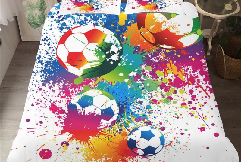Parure de lit colorée ballon de football. Bonne qualité, confortable et à la mode sur un lit dans une maison