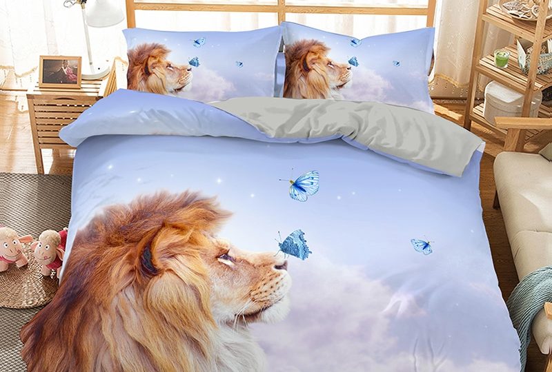Parure de lit lion tendre. Bonne qualité, confortable et à la mode sur un lit dans une maison