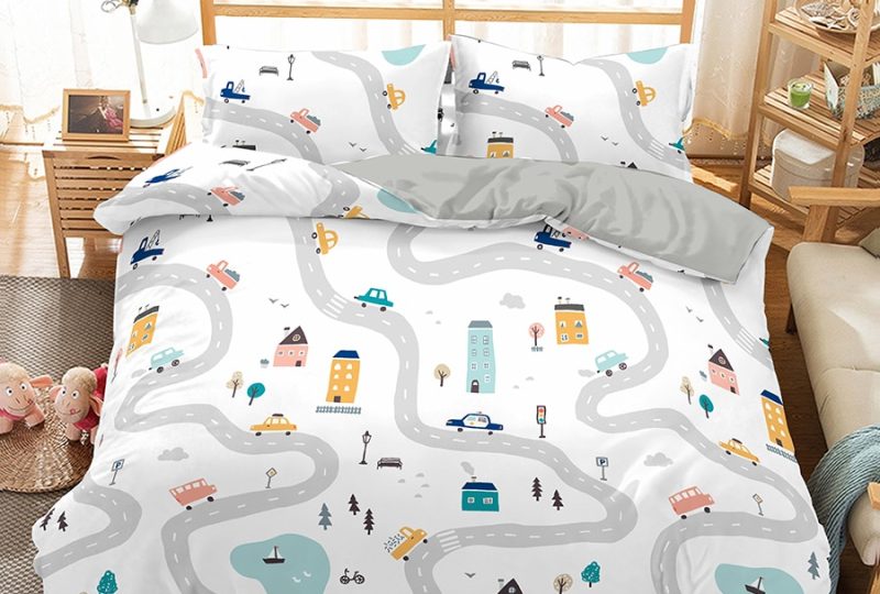Parure de lit citadine. Bonne qualité, confortable et à la mode sur un lit dans une maison