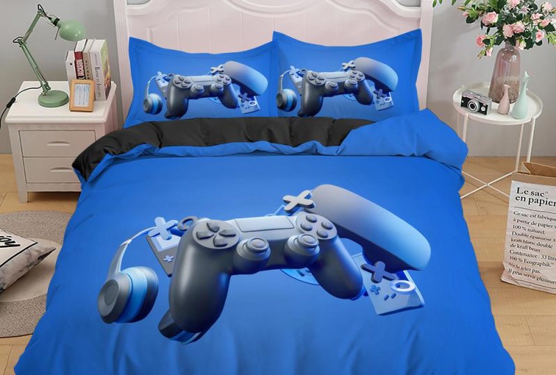 Parure de lit bleue motif manette. Bonne qualité, confortable et à la mode sur un lit dans une maison