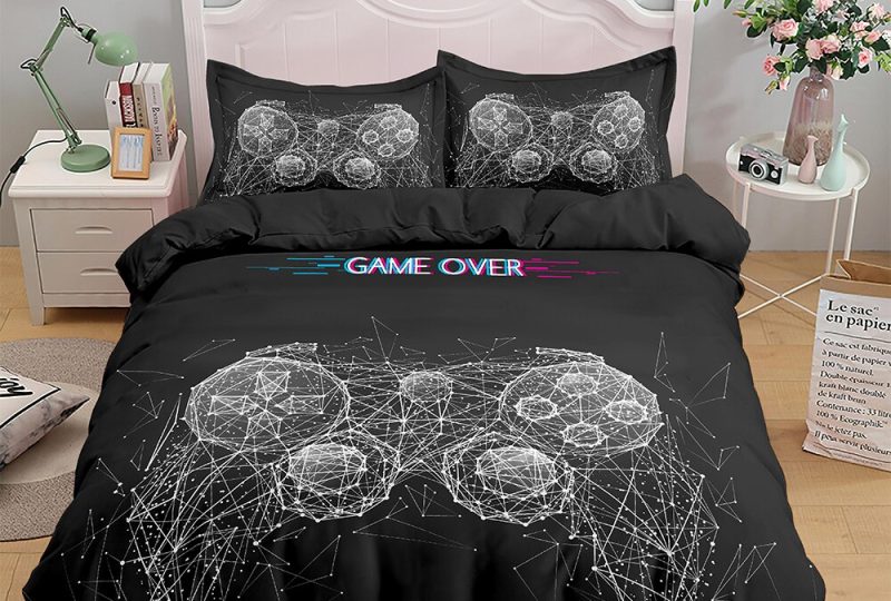 Parure de lit noir Gamepad. Bonne qualité, confortable et à la mode sur un lit dans une maison