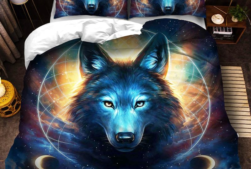 Parure de lit loup mystique. Bonne qualité, confortable et à la mode sur un lit dans une maison