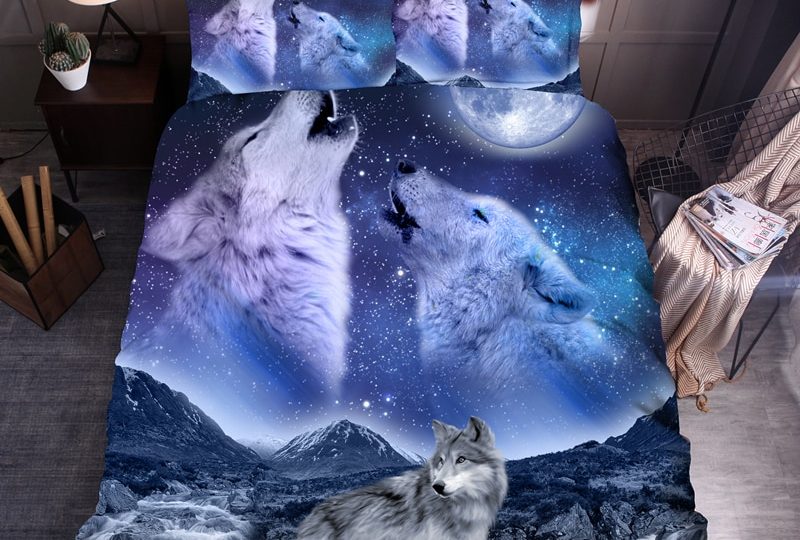Parure de lit cris de loup. Bonne qualité, confortable et à la mode sur un lit dans une maison