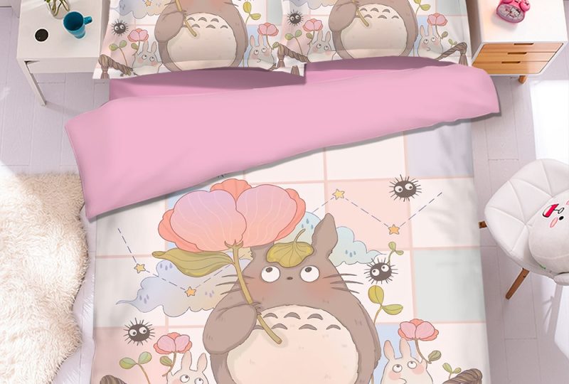 Parure de lit Totoro girly. Bonne qualité, confortable et à la mode sur un lit dans une maison