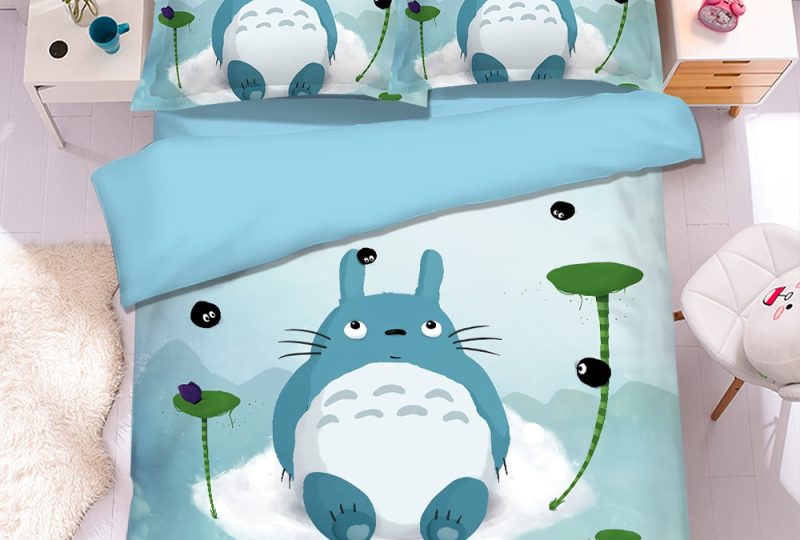 Parure de lit bleue Totoro. Bonne qualité, confortable et à la mode sur un lit dans une maison