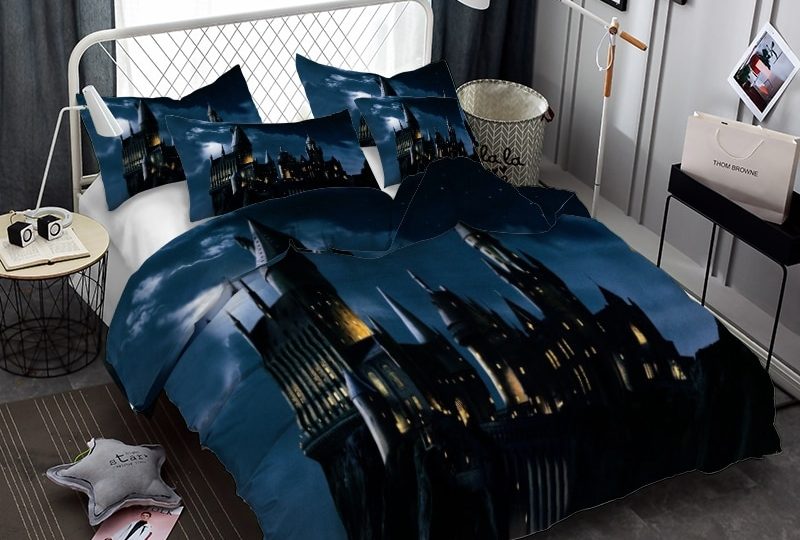 Parure de lit maison Harry Potter. Bonne qualité, confortable et à la mode sur un lit dans une maison