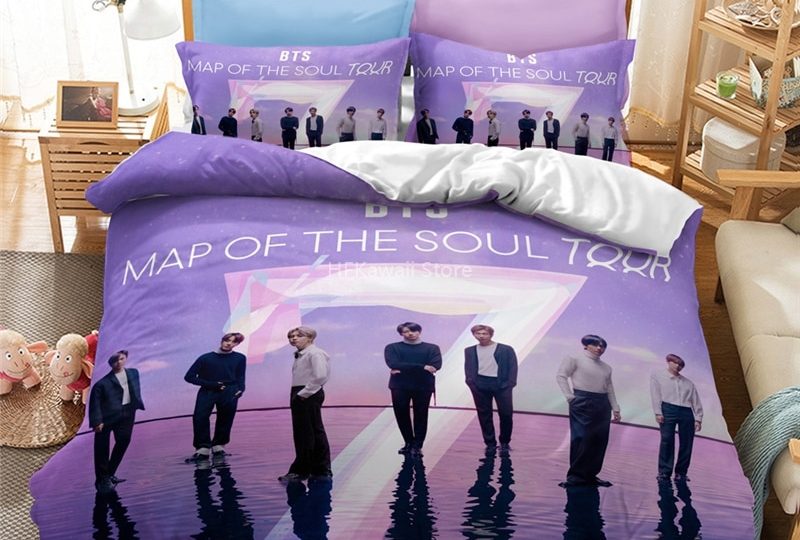 Parure de lit Map out the soul tour BTS. Bonne qualité, confortable et à la mode sur un lit dans une maison