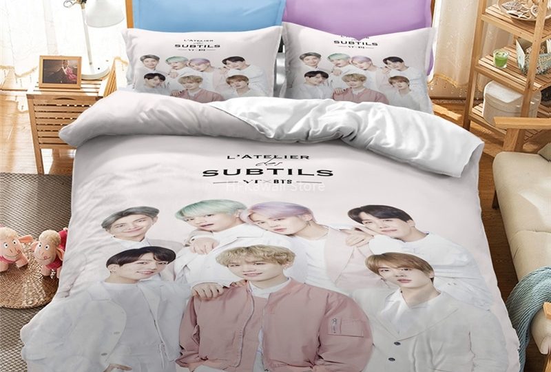 Parure de lit blanche motif BTS. Bonne qualité, confortable et à la mode sur un lit dans une maison