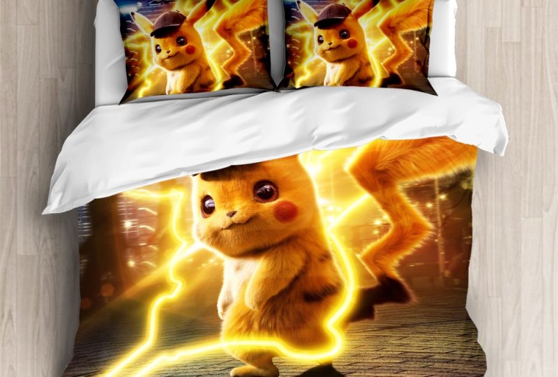 Parure de lit Détective Pikachu. Bonne qualité, confortable et à la mode sur un lit dans une maison