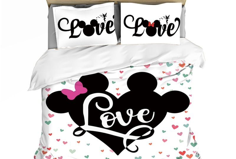 Parure de lit Mickey et Minnie Love. Bonne qualité, confortable et à la mode sur un lit dans une maison