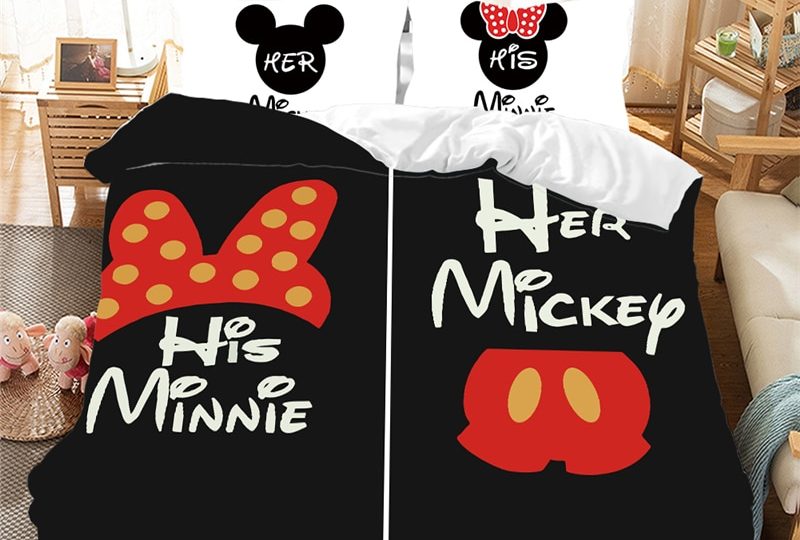 Parure de lit noire Mickey et Minnie. Bonne qualité, confortable et à la mode sur un lit dans une maison