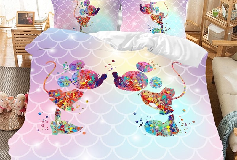 Parure de lit colorée motif Mickey Minnie. Bonne qualité, confortable et à la mode sur un lit dans une maison