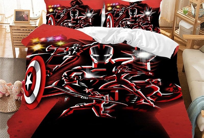 Parure de lit rouge Iron Man Avengers. Bonne qualité, confortable et à la mode sur un lit dans une maison