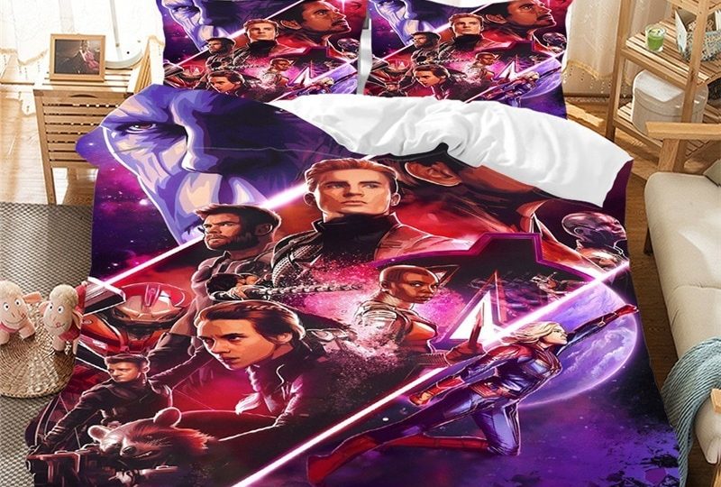 Parure de lit violette Avengers. Bonne qualité, confortable et à la mode sur un lit dans une maison