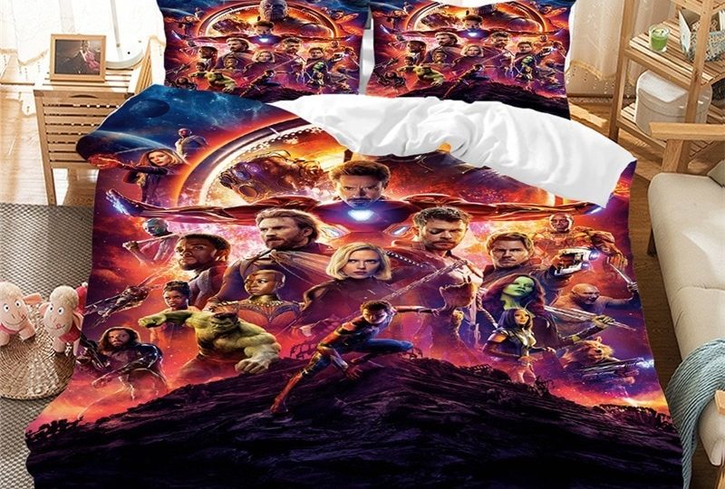 Parure de lit rouge Avengers. Bonne qualité, confortable et à la mode sur un lit dans une maison