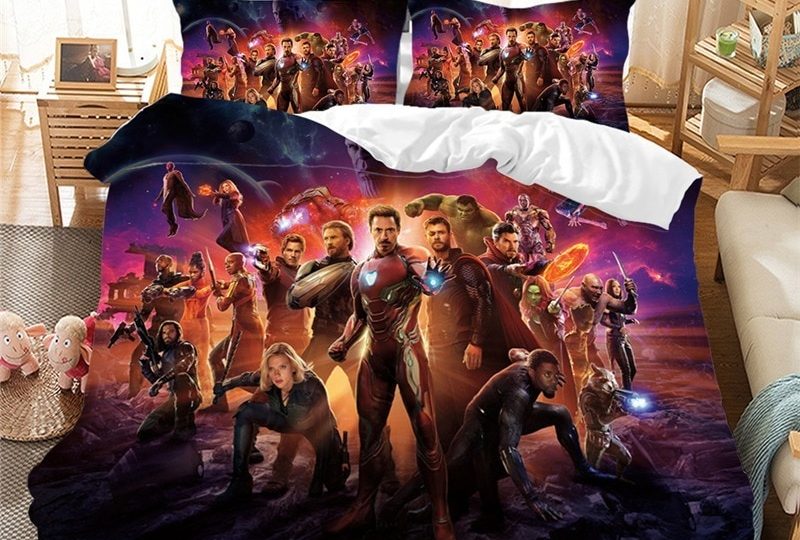 Parure de lit Rouge et violet motif Avengers. Bonne qualité, confortable et à la mode sur un lit dans une maison