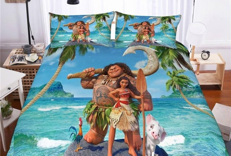 Parure de lit bleu Moana et Maui. Bonne qualité, confortable et à la mode sur un lit dans une maison