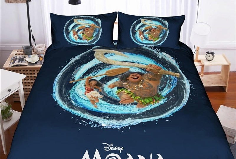 Parure de lit bleu marine de Moana et Maui. Bonne qualité, confortable, à la mode sur un lit dans une maison
