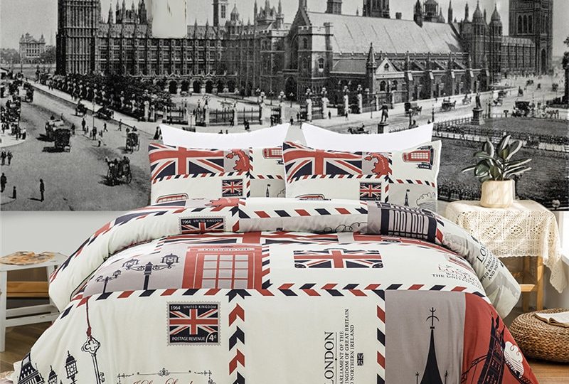 Parure de lit blanche style timbre London. Bonne qualité, confortable et à la mode sur un lit dans une maison