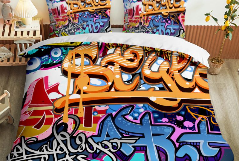 Parure de lit Hip Hop avec graffiti coloré. Bonne qualité, confortable et à la mode sur un lit dans une maison