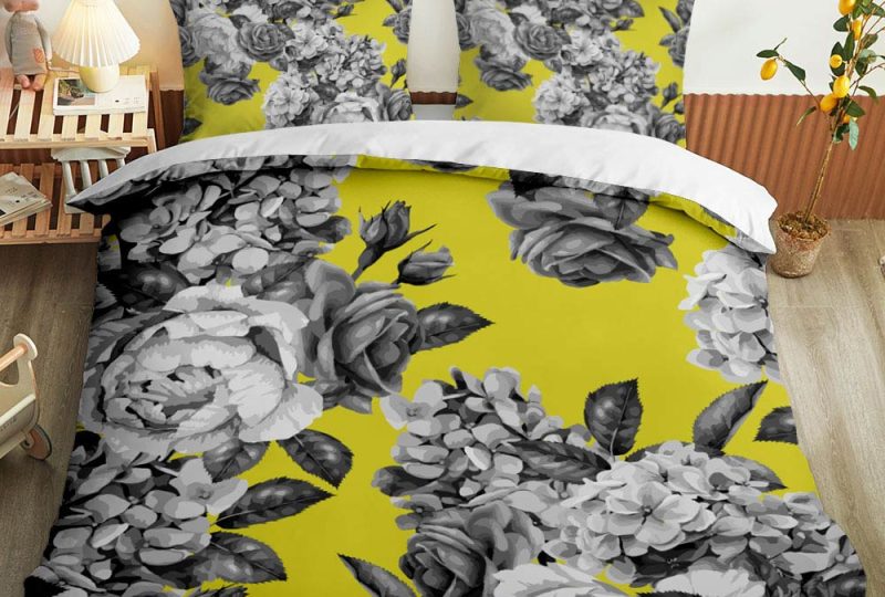 42733-7cd52c.jpg Parure de lit jaune motif rose grise. Bonne qualité, confortable et à la mode sur un lit dans une maison