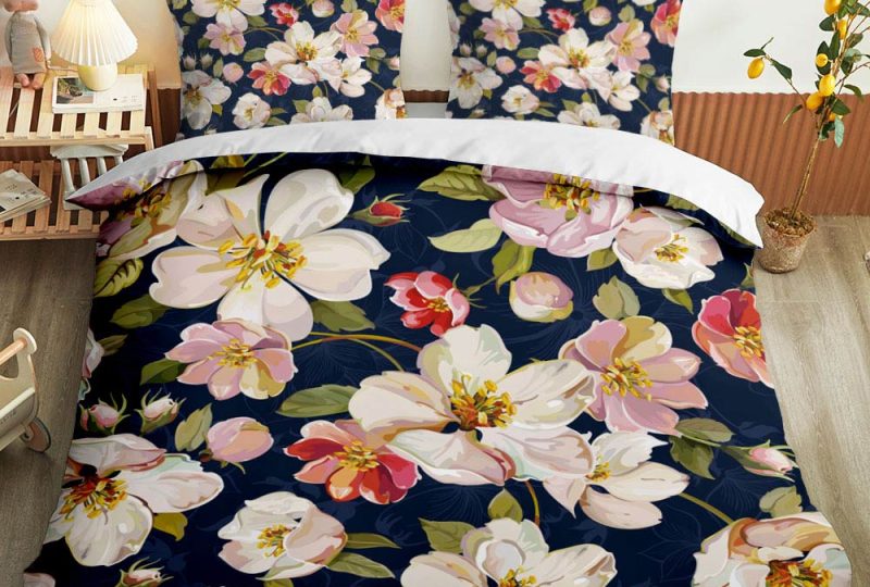 Parure de lit bleu marine motif floral. Bonne qualité, confortable et à la mode sur un lit dans une maison
