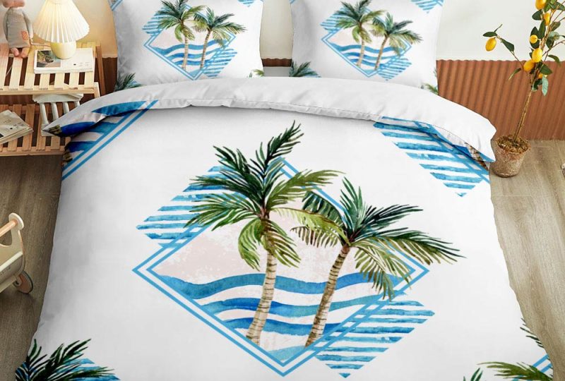 Parure de lit blanche motif palmier et océan. Bonne qualité, confortable et à la mode sur un lit dans une maison