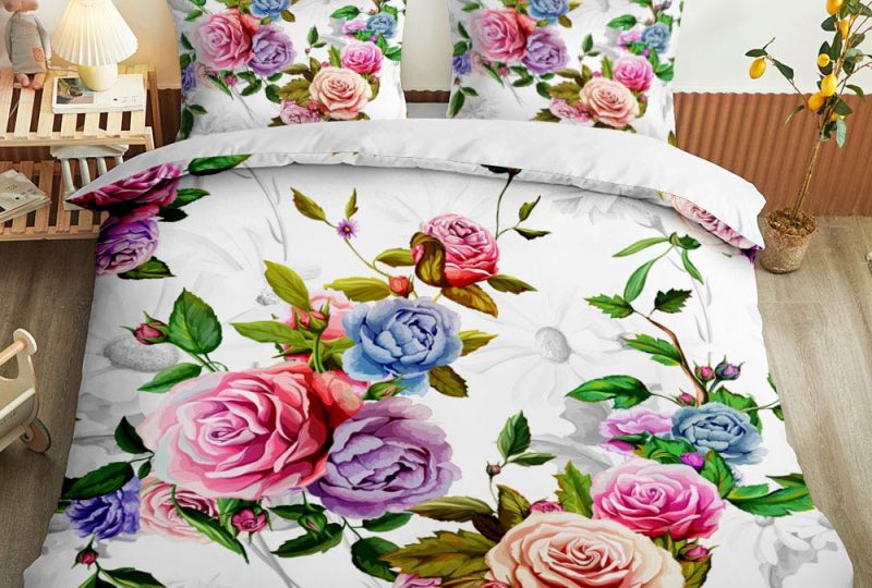 42733-f0587d.jpg Parure de lit motif fleur rose bleue et violette. Bonne qualité, confortable et à la mode sur un lit dans une maison
