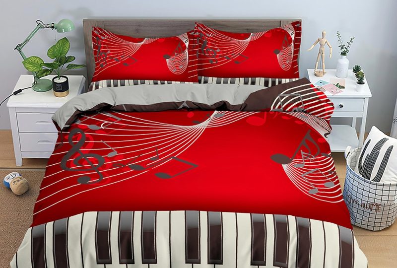 Parure de lit rouge motif piano et notes de musique. Bonne qualité, confortable et à la mode sur un lit dans une maison