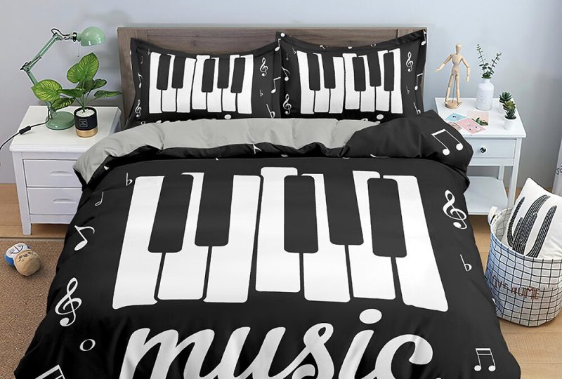Parure de lit noir motif piano. Bonne qualité, confortable et à la mode sur un lit dans une maison