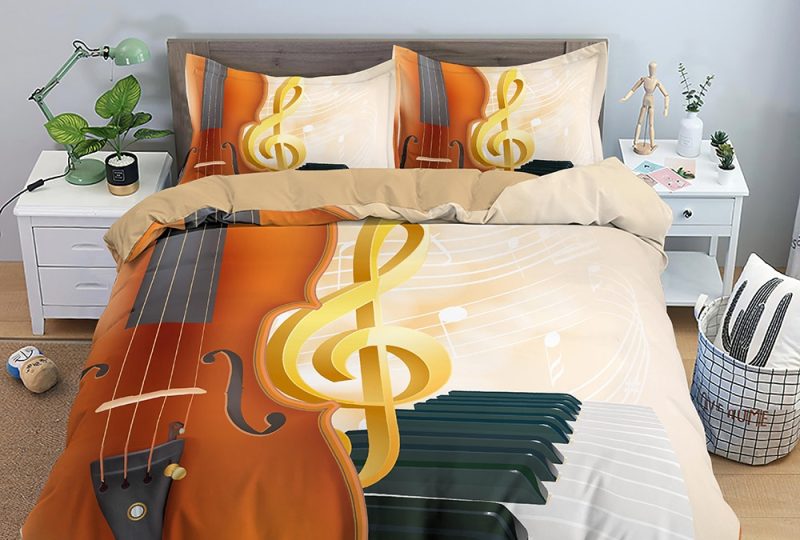 Parure de lit violon et clavier de piano. Bonne qualité, confortable et à la mode sur un lit dans une maison
