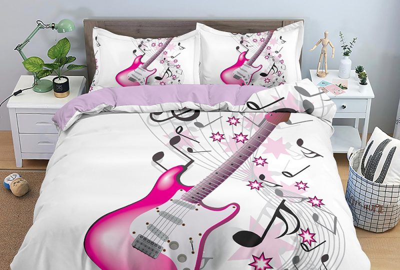 Parure de lit blanche guitare rose. Bonne qualité, confortable et à la mode sur un lit dans une maison