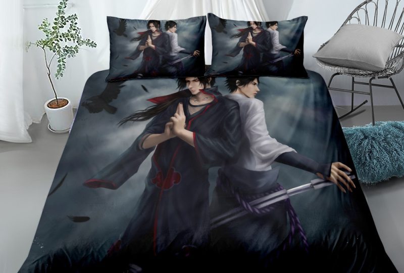 Parure de lit noir Itachi et Sasuke Uchiwa. Bonne qualité, confortable et à la mode sur un lit dans une maison