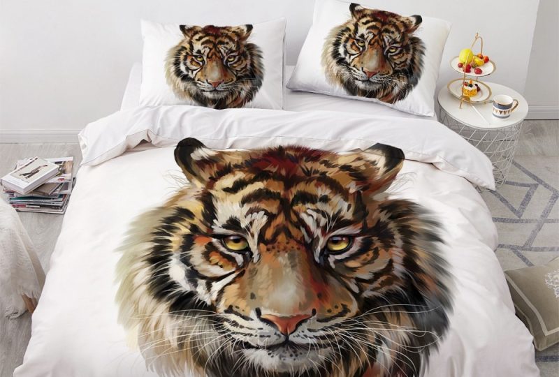 Parure de lit tête de tigre roux. Bonne qualité, confortable et à la mode sur un lit dans une maison