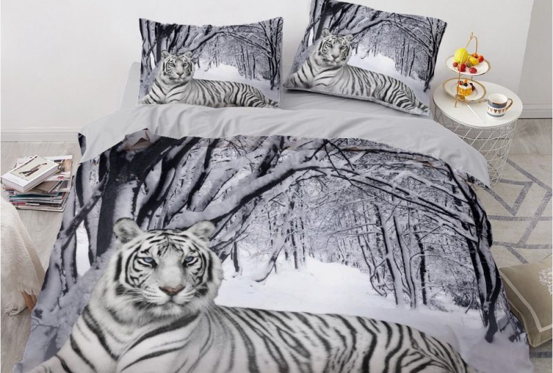 Parure de lit tigre blanc sur la neige. Bonne qualité, confortable et à la mode sur un lit dans une maison